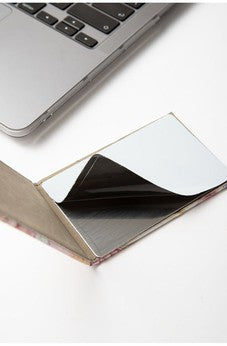 Image of Espejito Compacto de Cuero: Fortaleza y Dignidad