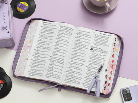 Image of Biblia RVR 1960 Súper Gigante Jardin Lila Canto Pintado Cierre Índice Símil Piel