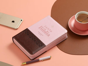 Biblia RVR 1960 Letra Gigante Tricolor Café Rosa Mariposas Símil Piel con Índice y Cierre