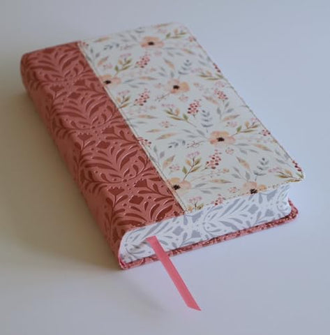Image of Biblia RVR 1960 Letra Gigante Rosada con Flores Símil Piel
